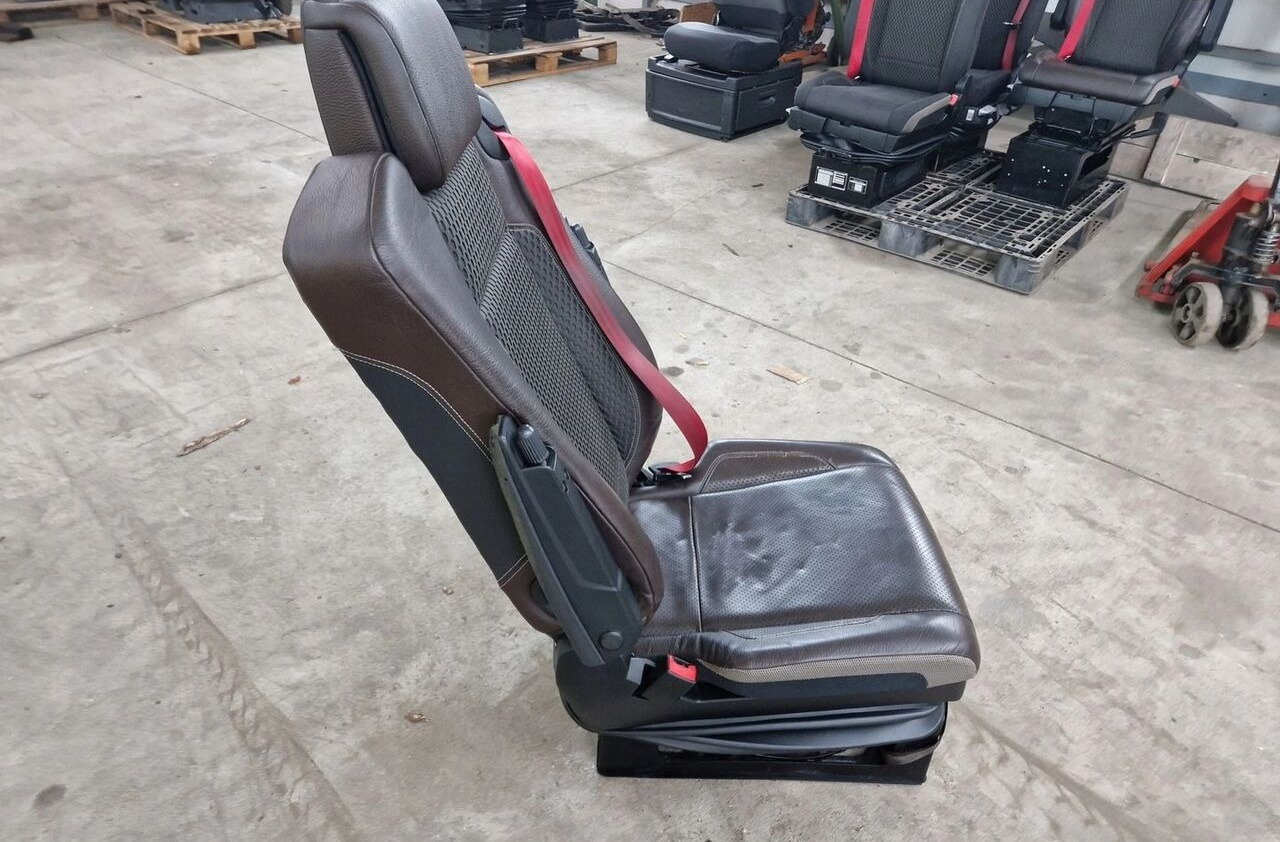 RENAULT FOTEL SIEDZENIE KIEROWCY SKÓRA RENAULT GAMA T C K - مقعد - شاحنة: صورة 4 RENAULT FOTEL SIEDZENIE KIEROWCY SKÓRA RENAULT GAMA T C K - مقعد - شاحنة: صورة 4