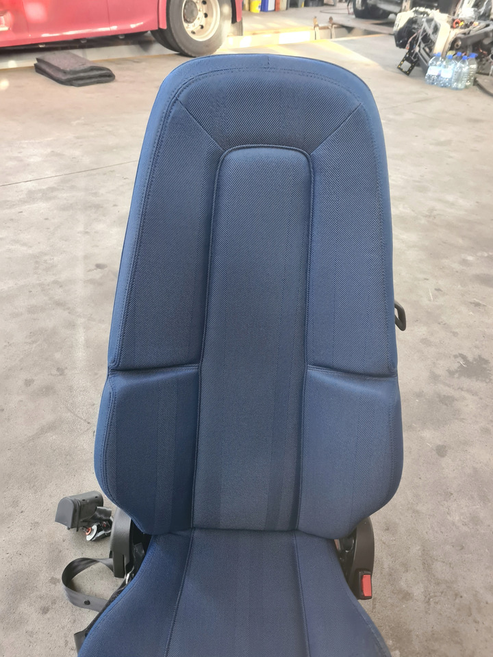 VOLVO FOTEL PASAŻERA PNEUMATYCZNY PRAWY VOLVO FH 5 FM 5 - مقعد - شاحنة: صورة 2 VOLVO FOTEL PASAŻERA PNEUMATYCZNY PRAWY VOLVO FH 5 FM 5 - مقعد - شاحنة: صورة 2