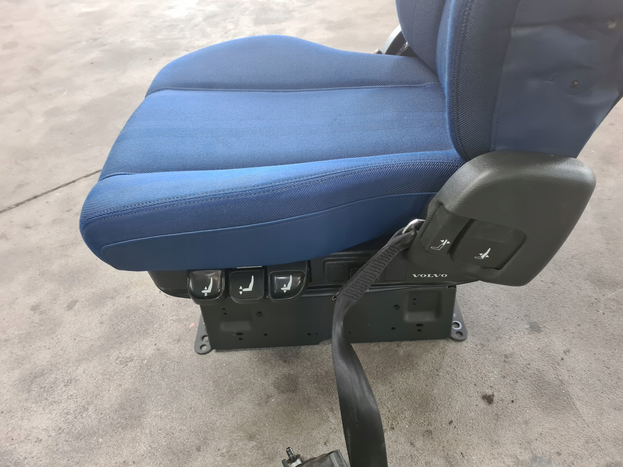 VOLVO FOTEL PNEUMATYCZNY KIEROWCY LEWY VOLVO FH 5 FM 5 - مقعد - شاحنة: صورة 3 VOLVO FOTEL PNEUMATYCZNY KIEROWCY LEWY VOLVO FH 5 FM 5 - مقعد - شاحنة: صورة 3