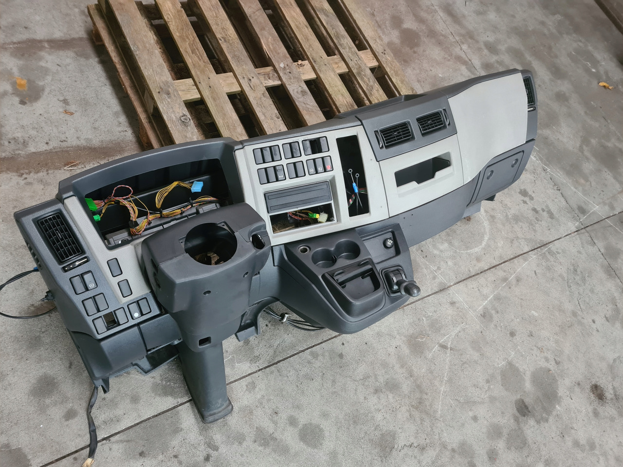 VOLVO KONSOLA DESKA ROZDZIELCZA PRZEKŁADKA ANGLIKA VOLVO FL EURO 5 - لوحة القيادة - شاحنة: صورة 2 VOLVO KONSOLA DESKA ROZDZIELCZA PRZEKŁADKA ANGLIKA VOLVO FL EURO 5 - لوحة القيادة - شاحنة: صورة 2