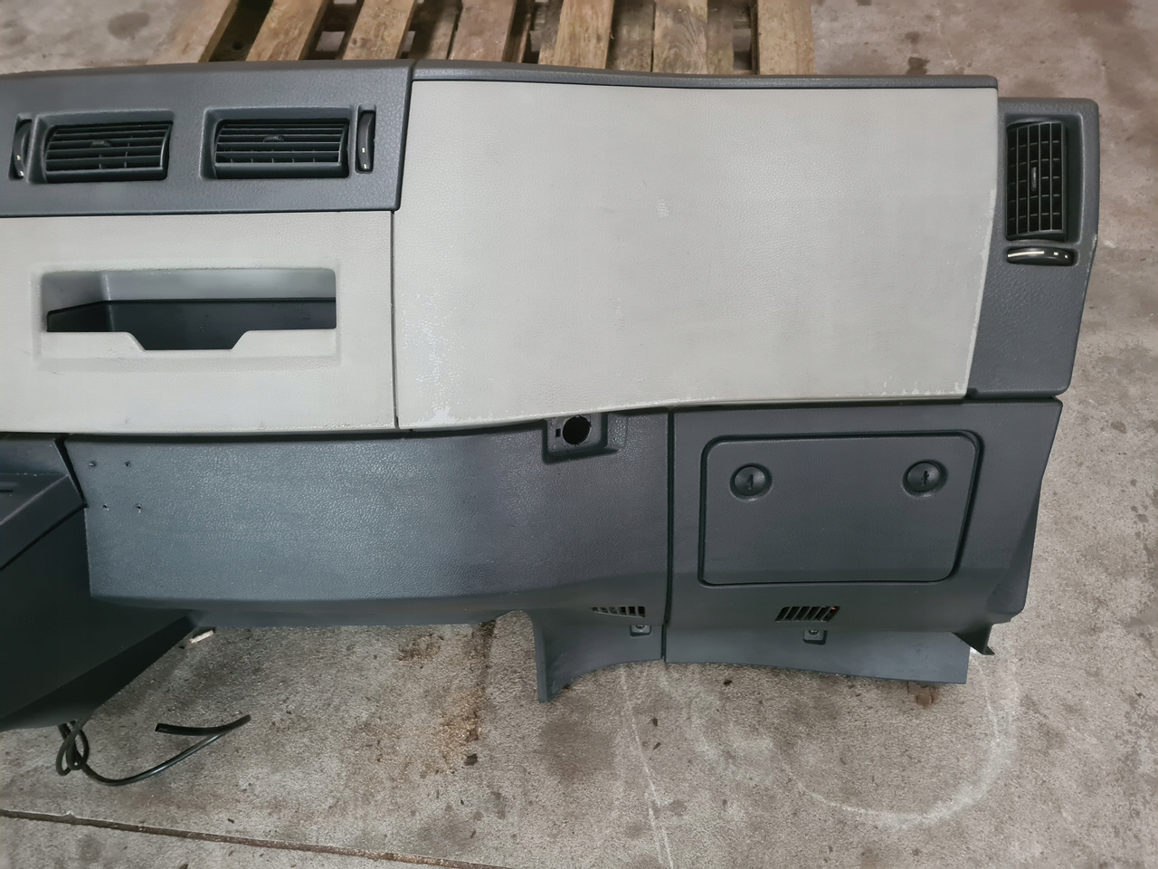 VOLVO KONSOLA DESKA ROZDZIELCZA PRZEKŁADKA ANGLIKA VOLVO FL EURO 5 - لوحة القيادة - شاحنة: صورة 5 VOLVO KONSOLA DESKA ROZDZIELCZA PRZEKŁADKA ANGLIKA VOLVO FL EURO 5 - لوحة القيادة - شاحنة: صورة 5