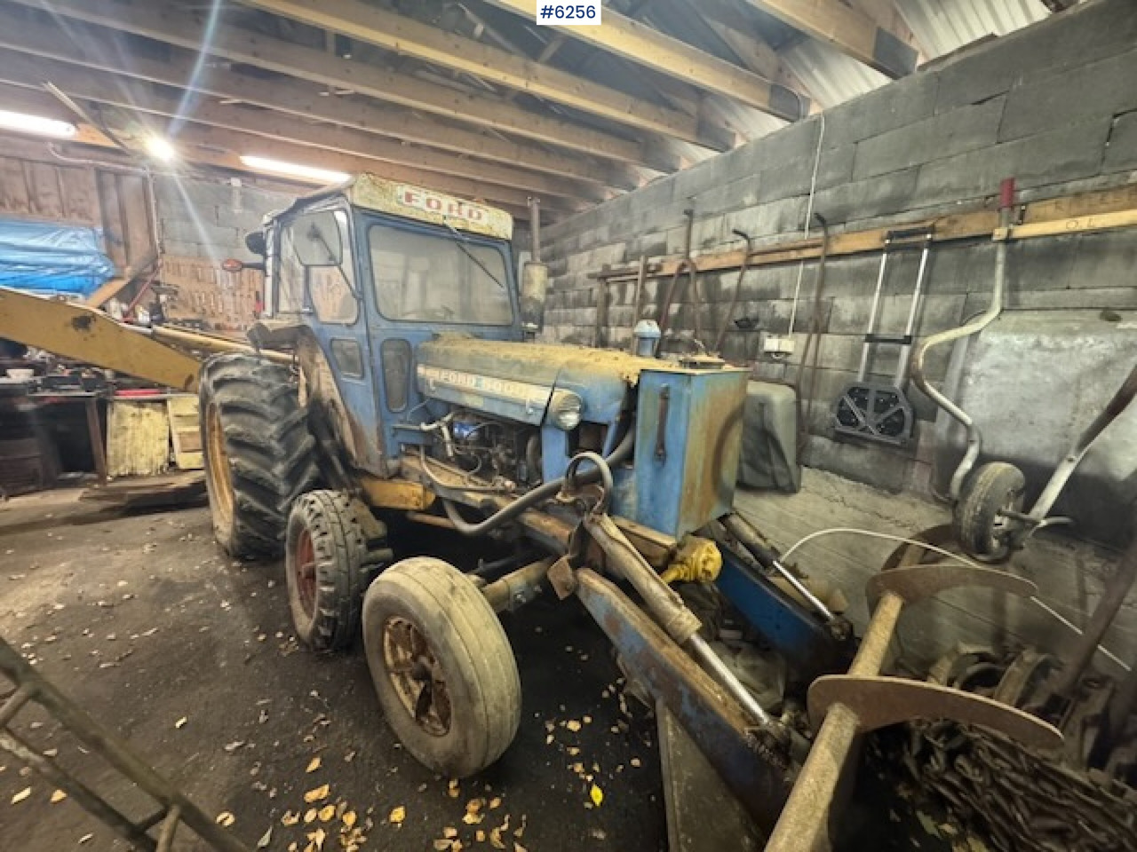 1968 Ford 5000 w/ digger, front cutter and 3 buckets! - جرار: صورة 1 1968 Ford 5000 w/ digger, front cutter and 3 buckets! - جرار: صورة 1