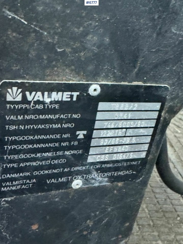 جرار 1993 Valmet 8100 with Hiab FMV crane and log trailer: صورة 32