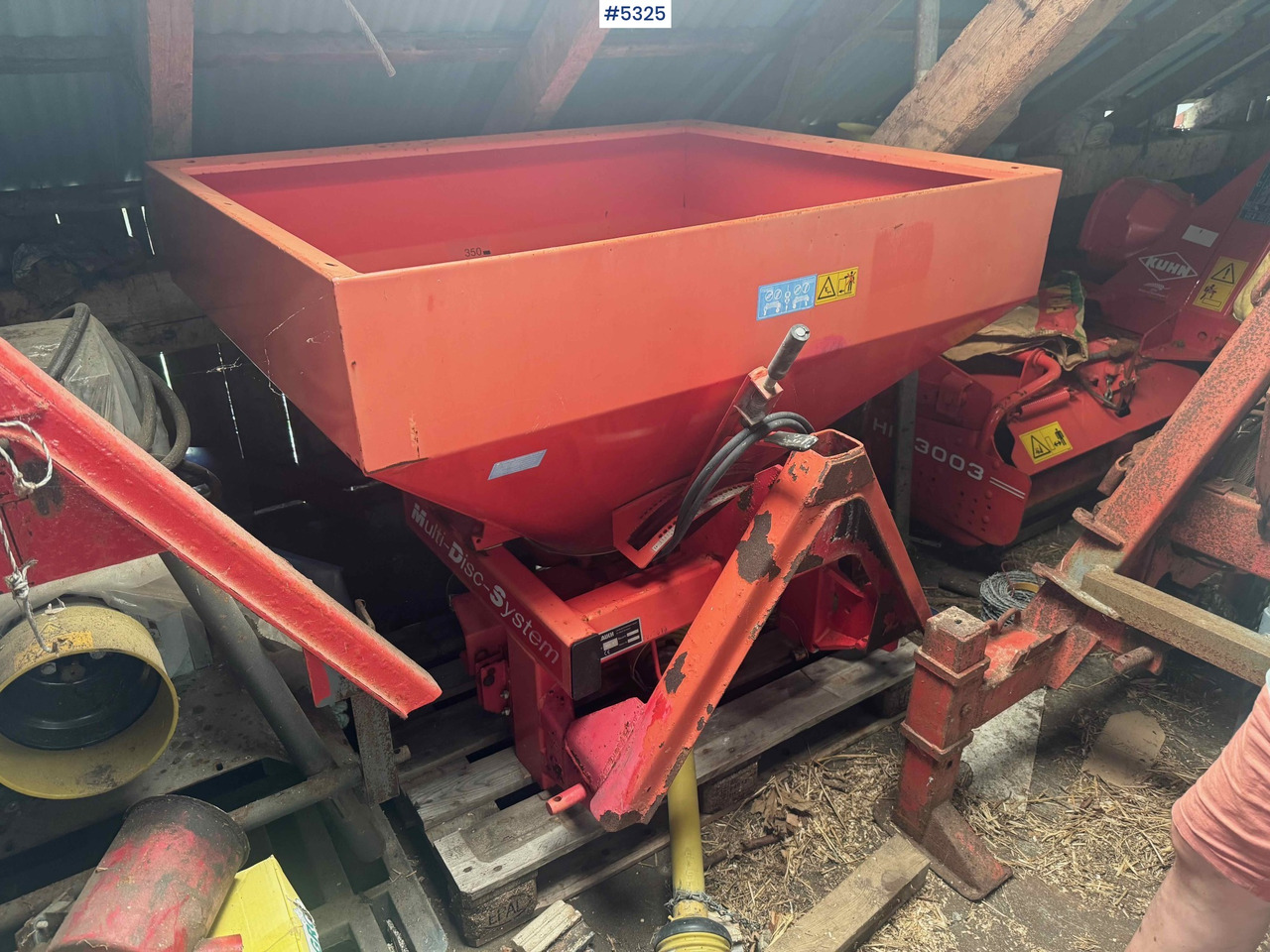 1999 Rauch MDS 81 fertilizer spreader - آلة رش السماد: صورة 1 1999 Rauch MDS 81 fertilizer spreader - آلة رش السماد: صورة 1