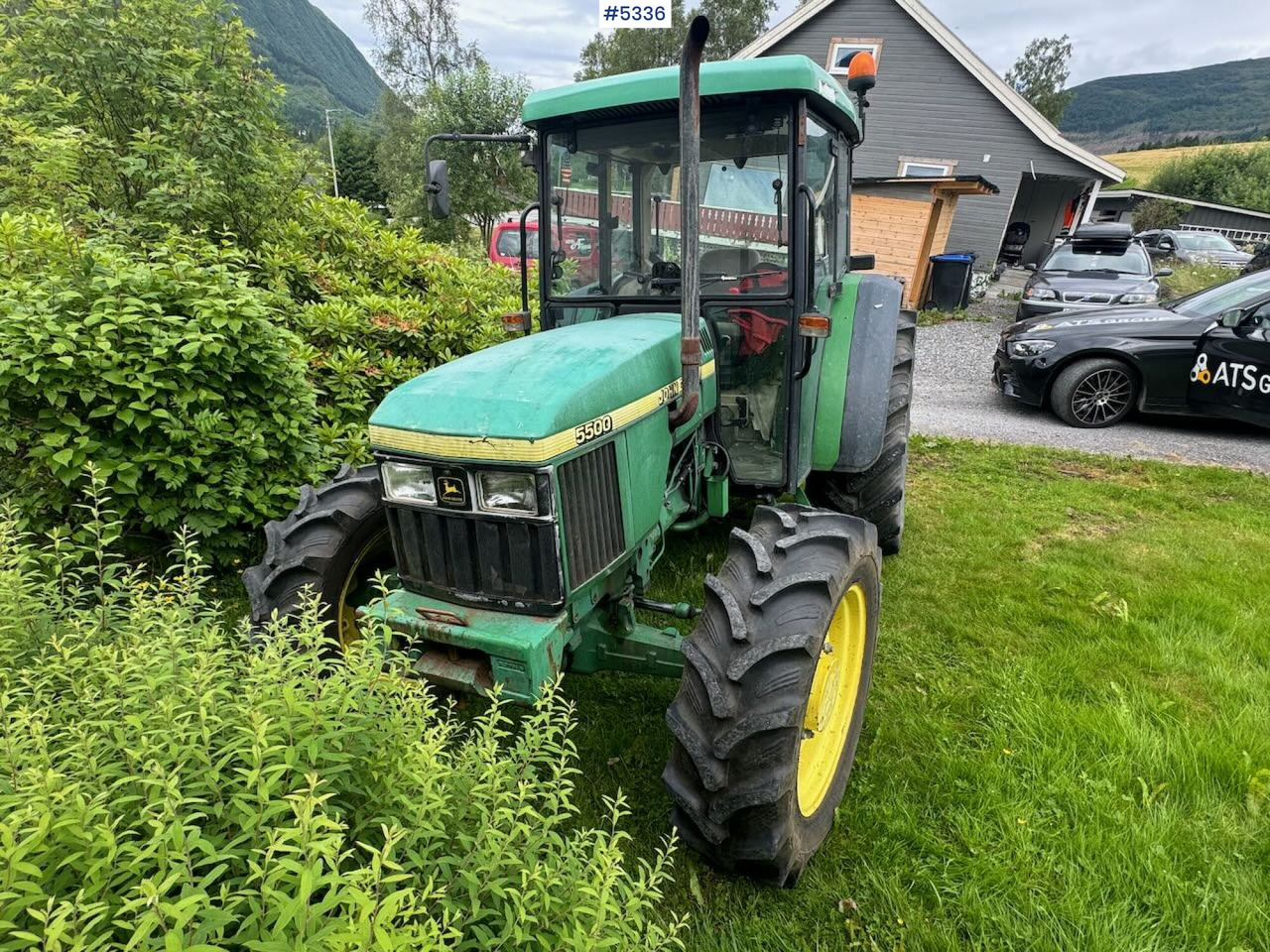 2001 John Deere 5500 - جرار: صورة 2 2001 John Deere 5500 - جرار: صورة 2