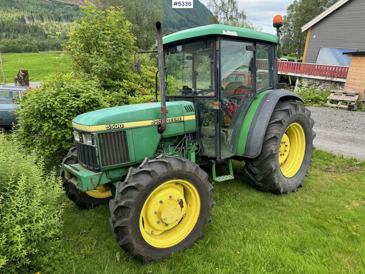 2001 John Deere 5500 - جرار: صورة 1 2001 John Deere 5500 - جرار: صورة 1