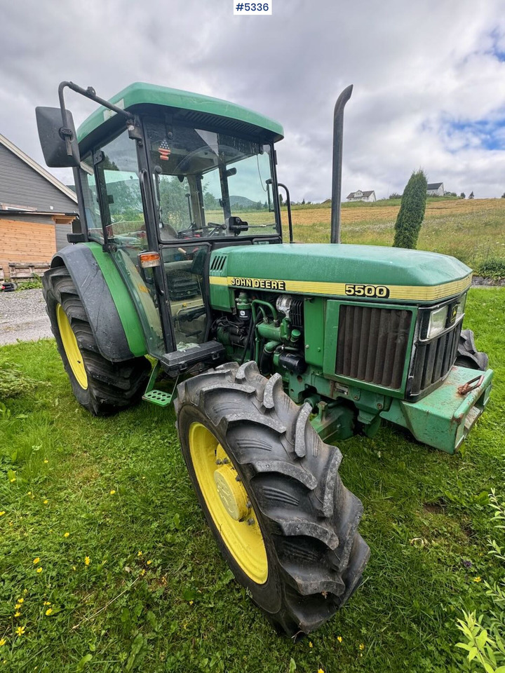2001 John Deere 5500 - جرار: صورة 3 2001 John Deere 5500 - جرار: صورة 3