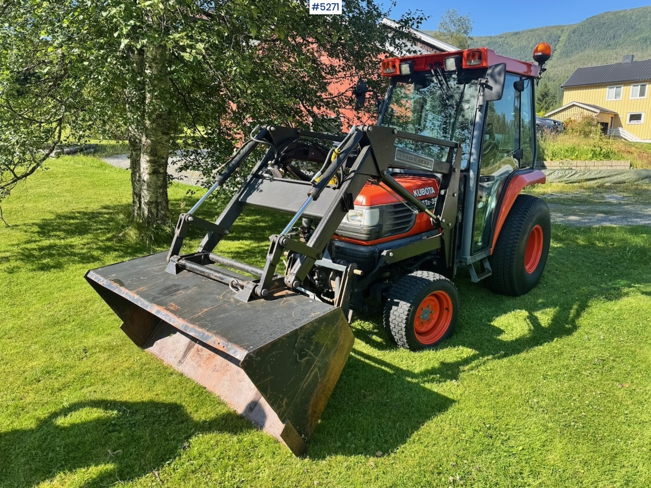 2004 Kubota STA-35 Tractor w/ Bucket. 2100 hours! - جرار: صورة 2 2004 Kubota STA-35 Tractor w/ Bucket. 2100 hours! - جرار: صورة 2