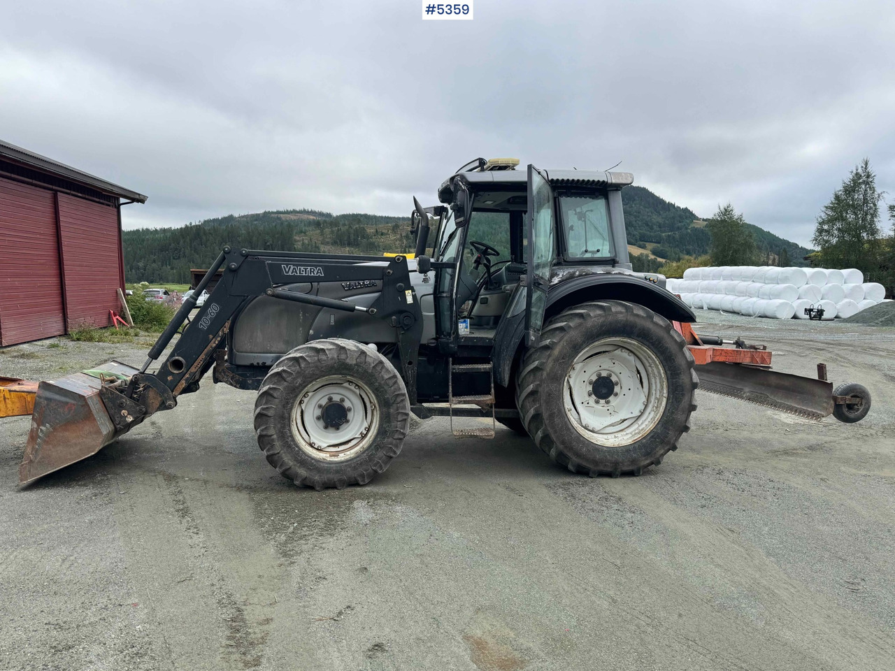 2004 Valtra M120-4 w/ loader and bucket - جرار: صورة 2 2004 Valtra M120-4 w/ loader and bucket - جرار: صورة 2