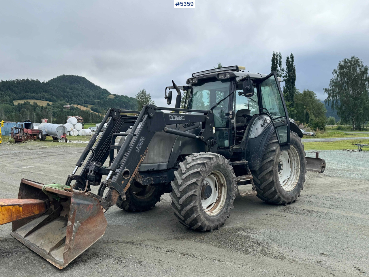2004 Valtra M120-4 w/ loader and bucket - جرار: صورة 1 2004 Valtra M120-4 w/ loader and bucket - جرار: صورة 1
