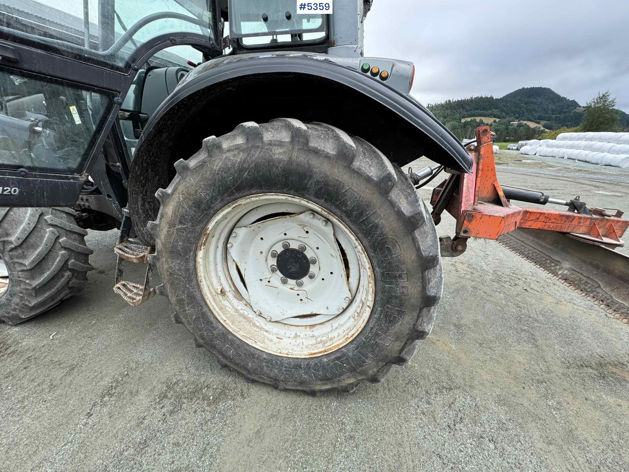 2004 Valtra M120-4 w/ loader and bucket - جرار: صورة 3 2004 Valtra M120-4 w/ loader and bucket - جرار: صورة 3
