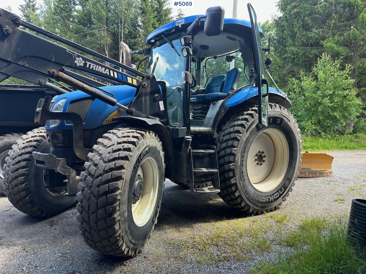 2009 New Holland T6040 SS w/ Trima front loader - جرار: صورة 2 2009 New Holland T6040 SS w/ Trima front loader - جرار: صورة 2