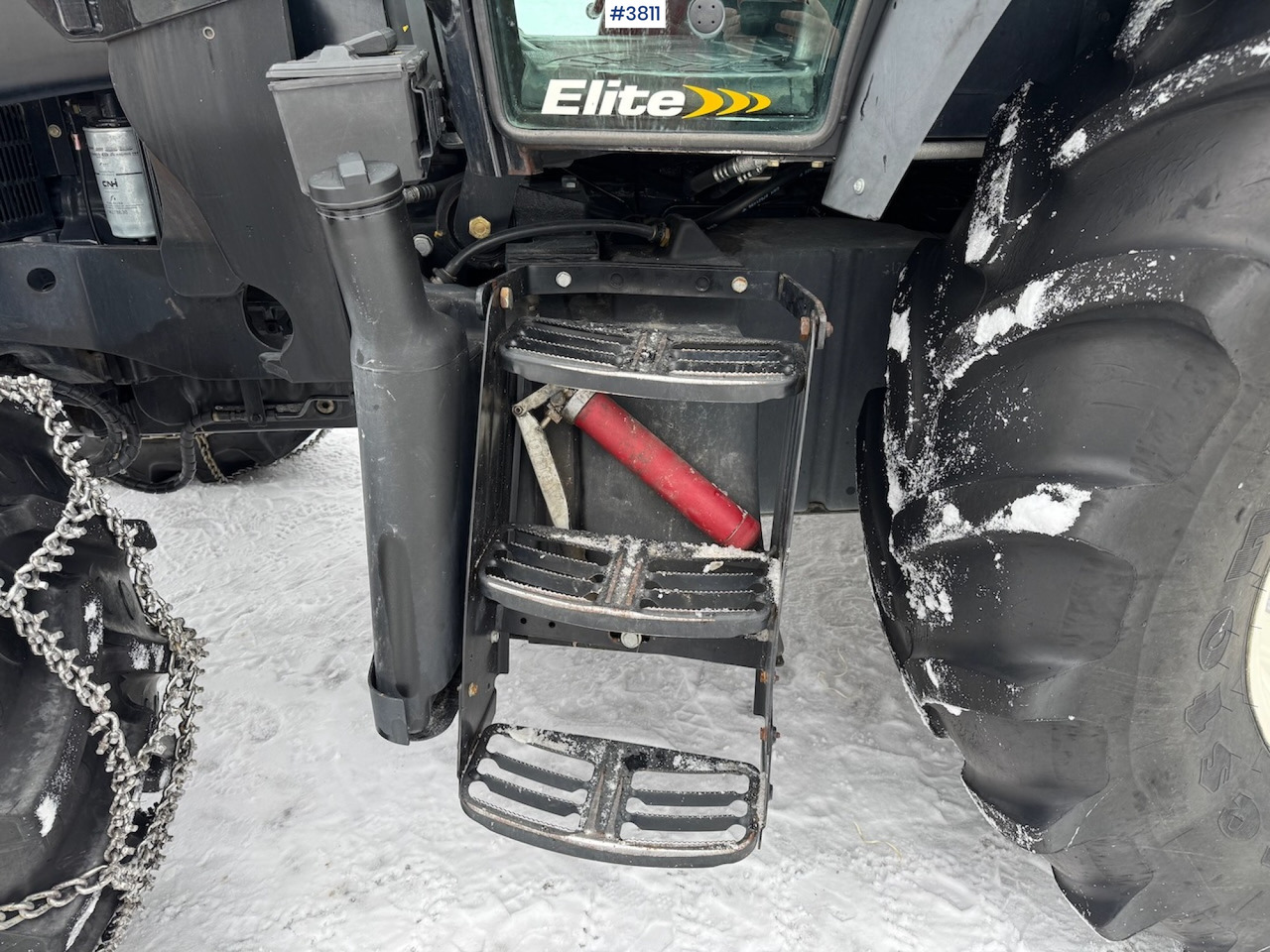 2010 New Holland T6020 Elite w/front loader - جرار: صورة 4 2010 New Holland T6020 Elite w/front loader - جرار: صورة 4