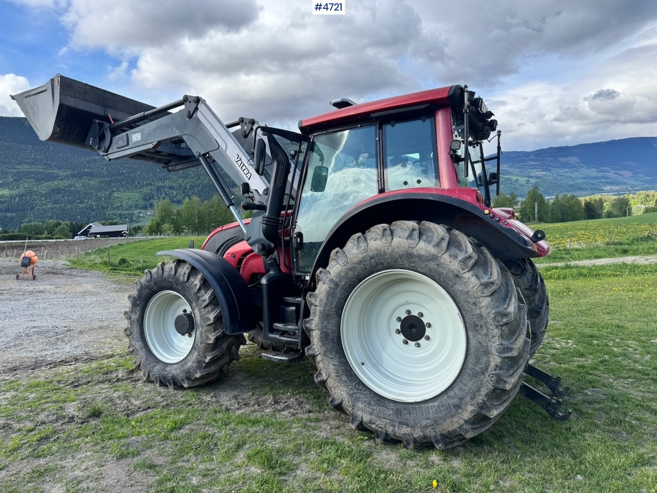 2010 Valtra N142 equipped for snow clearing with front loader - جرار: صورة 4 2010 Valtra N142 equipped for snow clearing with front loader - جرار: صورة 4