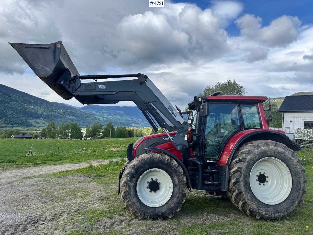 2010 Valtra N142 equipped for snow clearing with front loader - جرار: صورة 2 2010 Valtra N142 equipped for snow clearing with front loader - جرار: صورة 2