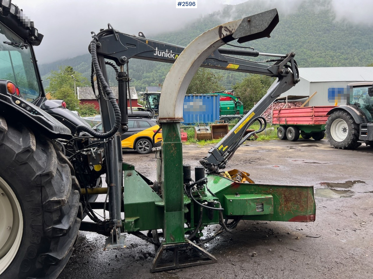2010 Valtra T182 Versu Tractor w/ 2015 NHS 300E Chipper and 2015 Junkkari P4169 Crane - جرار: صورة 5 2010 Valtra T182 Versu Tractor w/ 2015 NHS 300E Chipper and 2015 Junkkari P4169 Crane - جرار: صورة 5