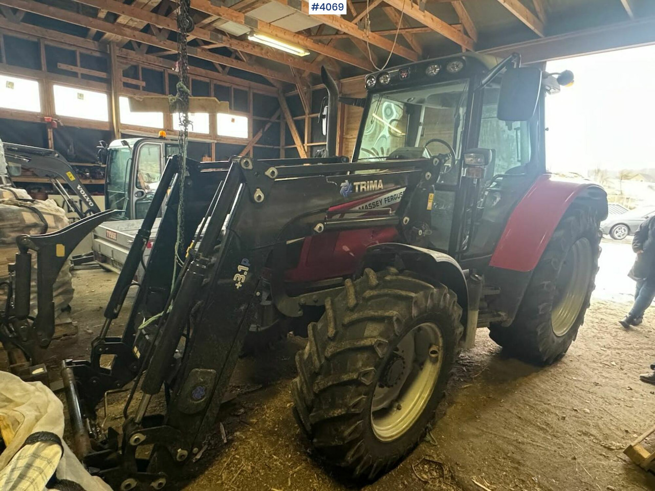 2013 Massey Ferguson 5455 w/ front loader, 2 buckets, pallet forks and blades. 1020 hours! - جرار: صورة 5 2013 Massey Ferguson 5455 w/ front loader, 2 buckets, pallet forks and blades. 1020 hours! - جرار: صورة 5