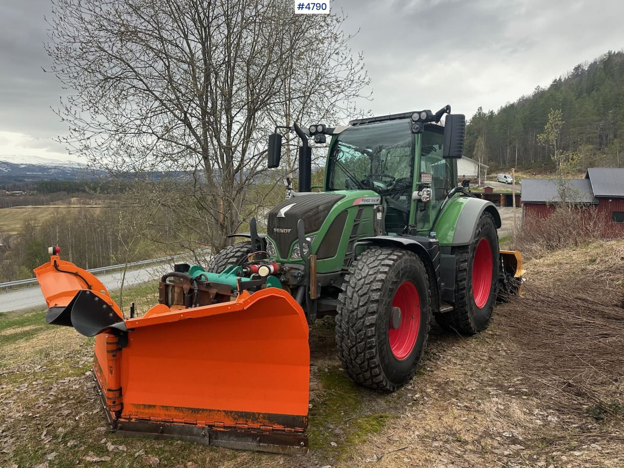 2014 Fendt 514 Vario 4x4 w/ front loader, folding plow, snow blower and sand spreader - جرار: صورة 5 2014 Fendt 514 Vario 4x4 w/ front loader, folding plow, snow blower and sand spreader - جرار: صورة 5