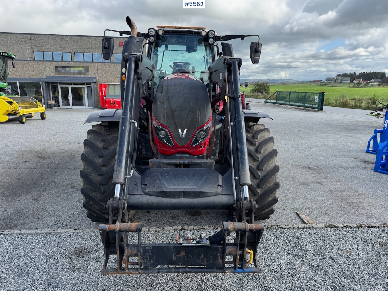2018 Valtra T194 w/ front loader. - جرار: صورة 3 2018 Valtra T194 w/ front loader. - جرار: صورة 3