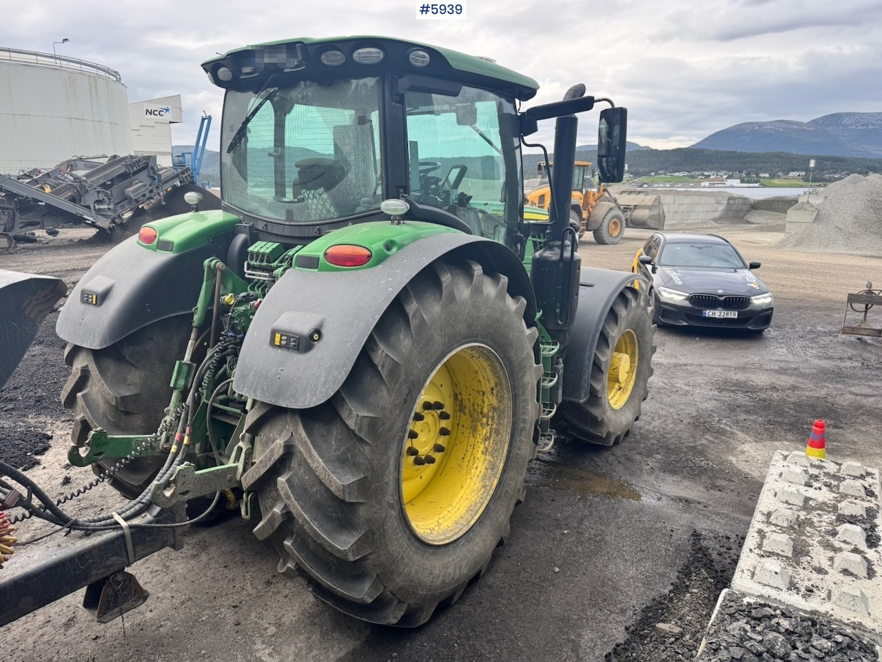 2020 John Deere 6215R w/ Front PTO and hydraulics. 2 sets of tires. - جرار: صورة 5 2020 John Deere 6215R w/ Front PTO and hydraulics. 2 sets of tires. - جرار: صورة 5