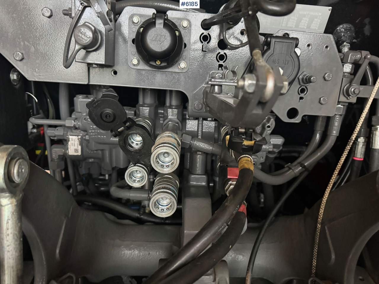 جرار 2023 Massey Ferguson 5711M Dyna w/ loader with 3rd function. Only 115 hours!: صورة 20