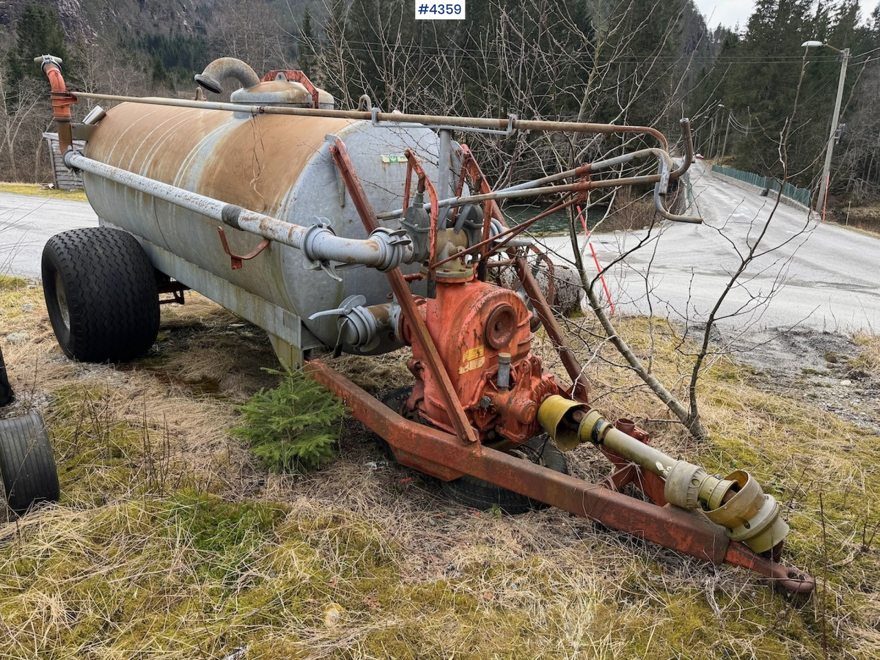 Bauer Manure spreader with boom cannon. - آلة رش السماد الطبيعي: صورة 1 Bauer Manure spreader with boom cannon. - آلة رش السماد الطبيعي: صورة 1