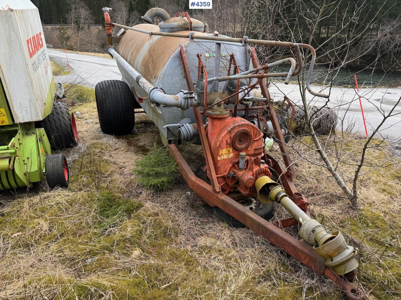 Bauer Manure spreader with boom cannon. - آلة رش السماد الطبيعي: صورة 2 Bauer Manure spreader with boom cannon. - آلة رش السماد الطبيعي: صورة 2