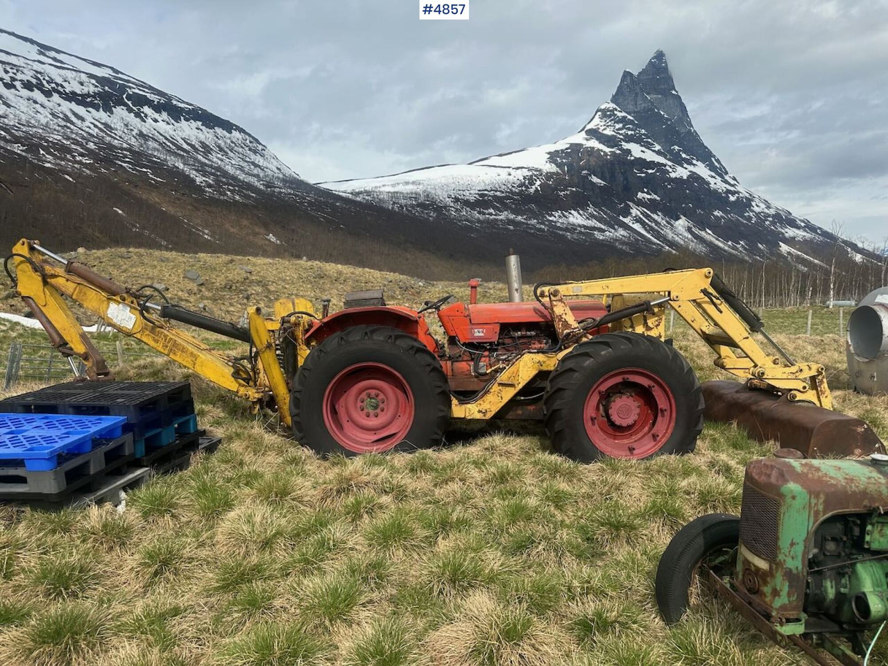 Bray Nuffield 4x4 w/ excavator and front loader. - جرار: صورة 2 Bray Nuffield 4x4 w/ excavator and front loader. - جرار: صورة 2