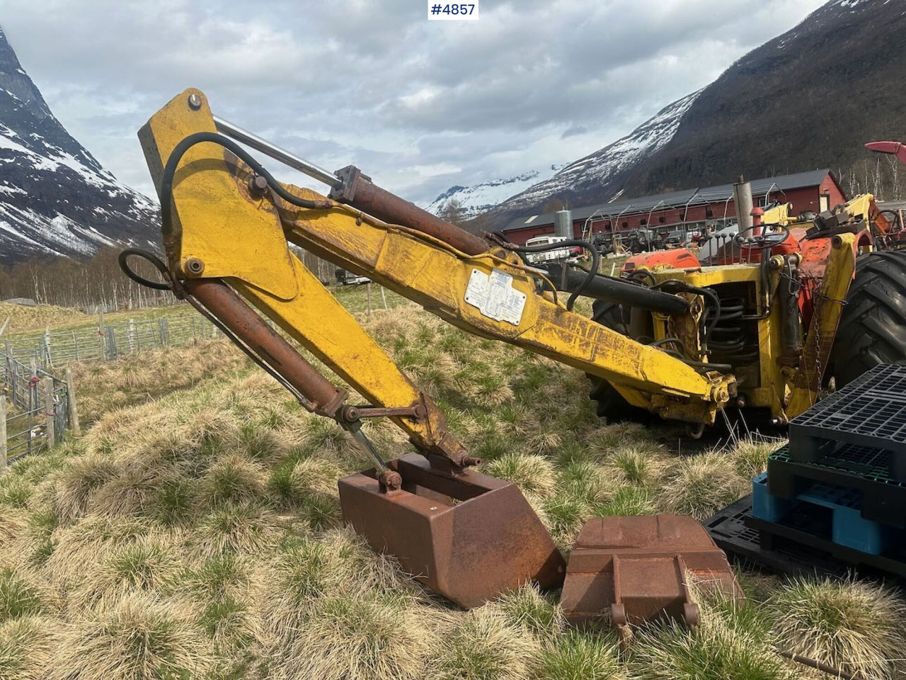 Bray Nuffield 4x4 w/ excavator and front loader. - جرار: صورة 4 Bray Nuffield 4x4 w/ excavator and front loader. - جرار: صورة 4