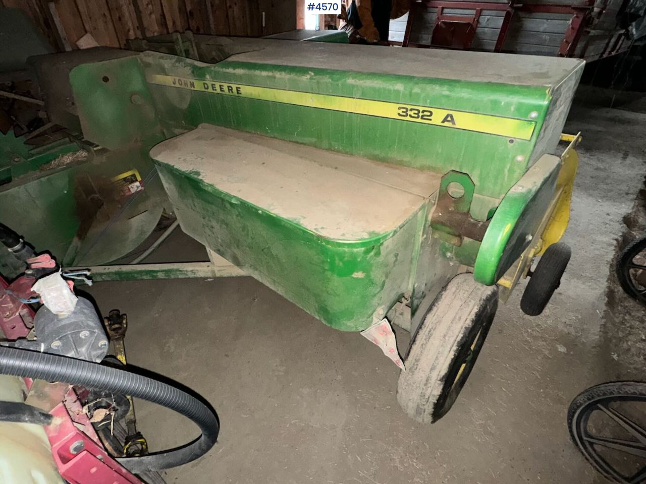John Deere 332A Square baler - معدات تيبيس التبن: صورة 1 John Deere 332A Square baler - معدات تيبيس التبن: صورة 1