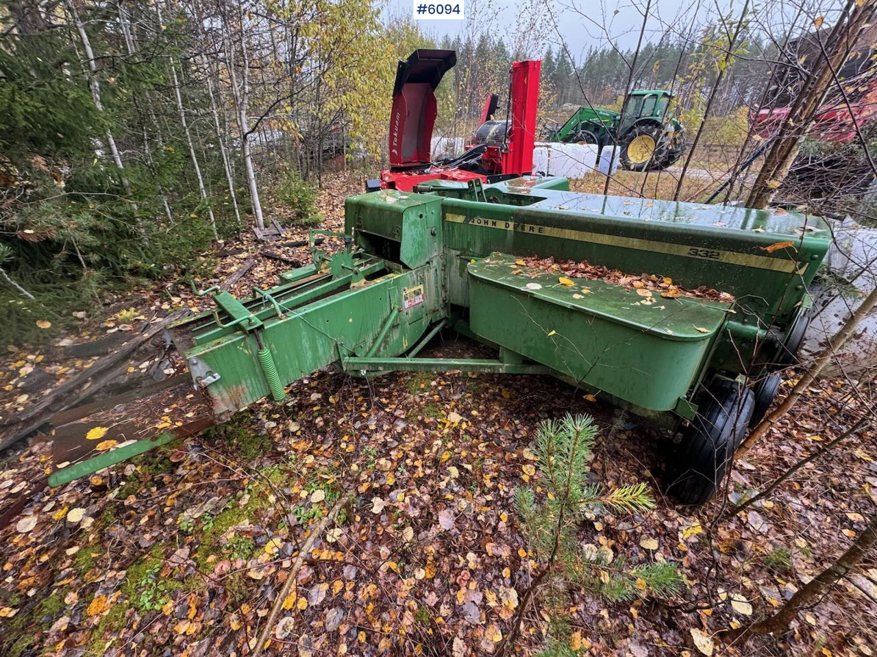 John Deere 332 - معدات تيبيس التبن: صورة 1 John Deere 332 - معدات تيبيس التبن: صورة 1