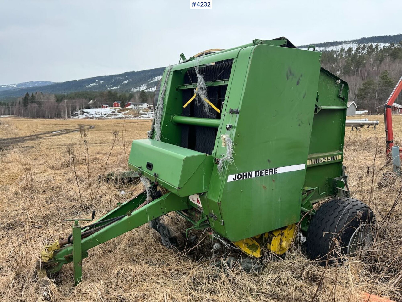John Deere 545 Round baler - معدات تيبيس التبن: صورة 1 John Deere 545 Round baler - معدات تيبيس التبن: صورة 1