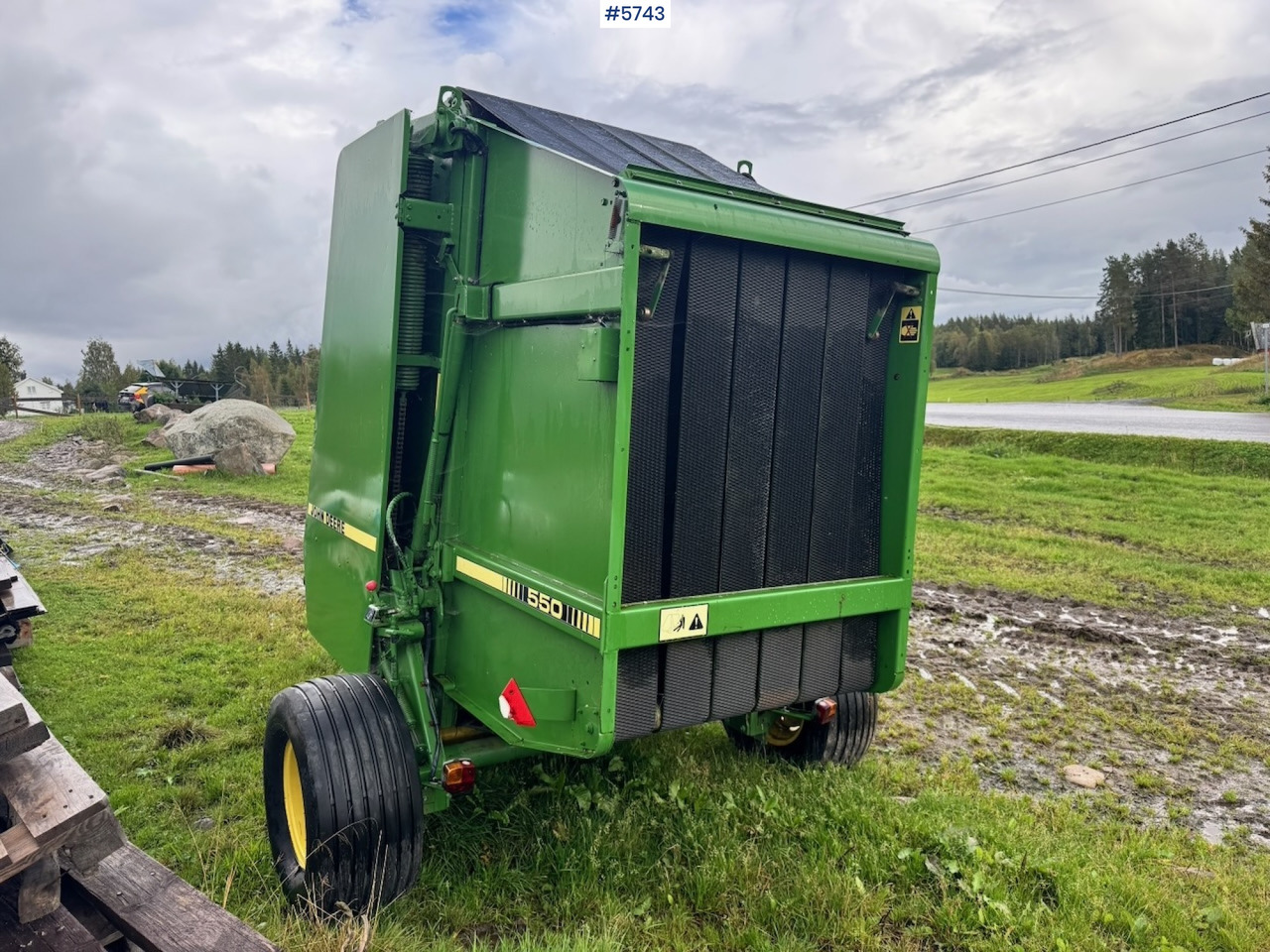 John Deere 550 Round Baler. - معدات تيبيس التبن: صورة 3 John Deere 550 Round Baler. - معدات تيبيس التبن: صورة 3