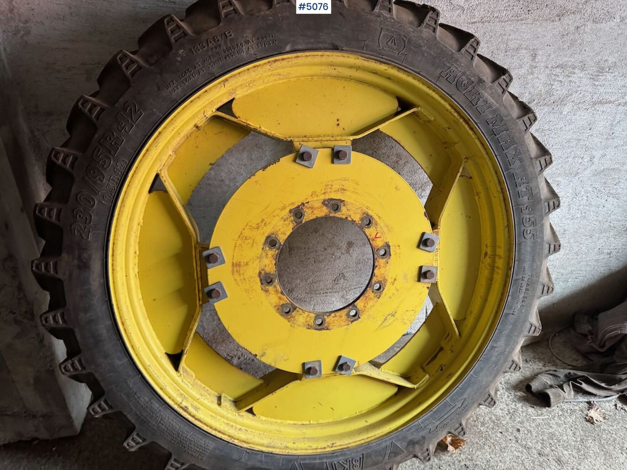 Sprayer Wheels (used on a John Deere 6830) - آلة: صورة 4 Sprayer Wheels (used on a John Deere 6830) - آلة: صورة 4