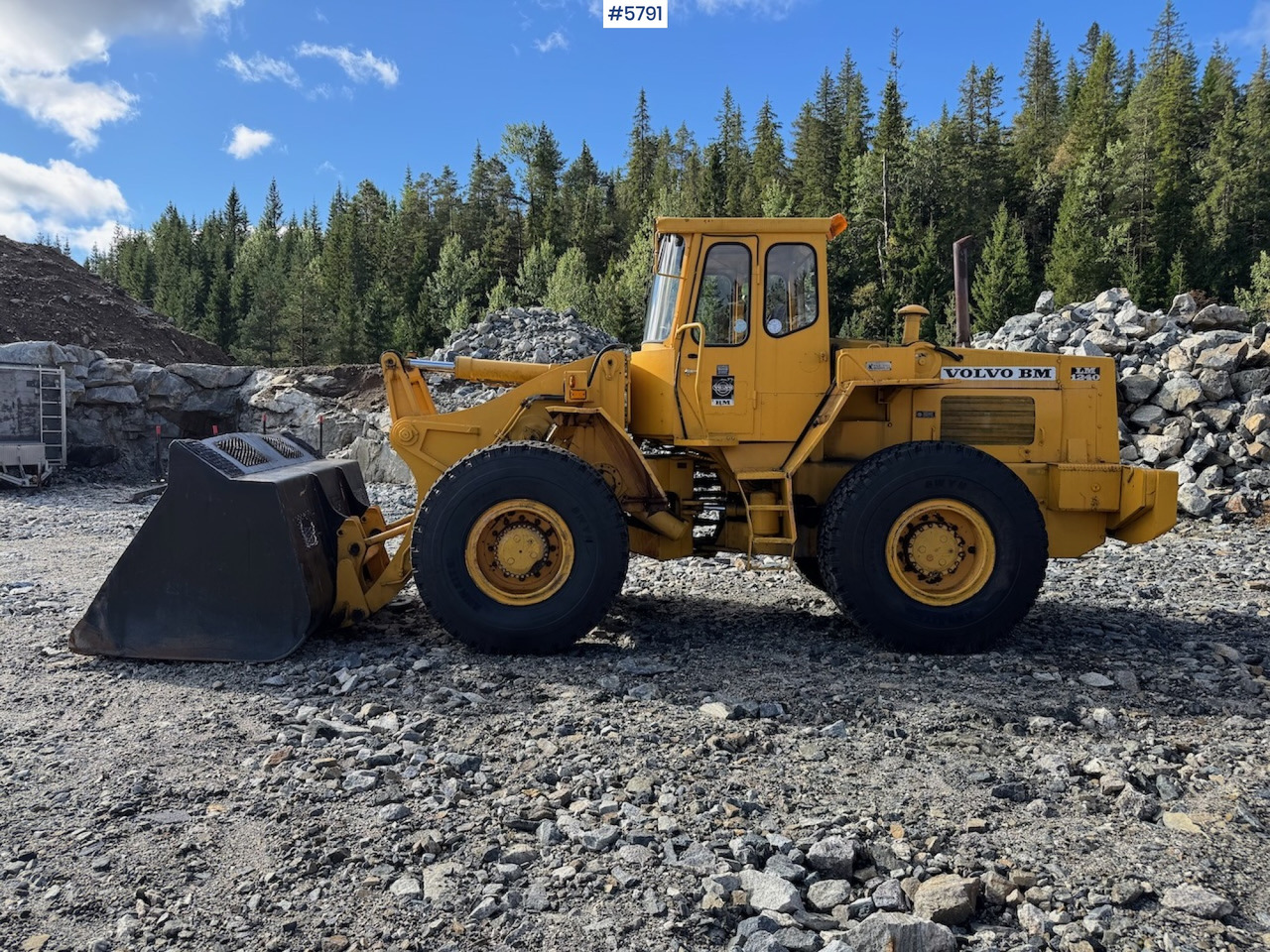 Volvo LM 1240 w/ bucket and pallet forks with claw. - اللودر بعجل: صورة 1 Volvo LM 1240 w/ bucket and pallet forks with claw. - اللودر بعجل: صورة 1