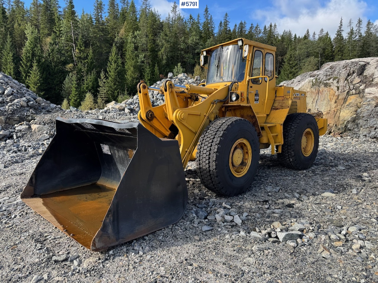 Volvo LM 1240 w/ bucket and pallet forks with claw. - اللودر بعجل: صورة 2 Volvo LM 1240 w/ bucket and pallet forks with claw. - اللودر بعجل: صورة 2
