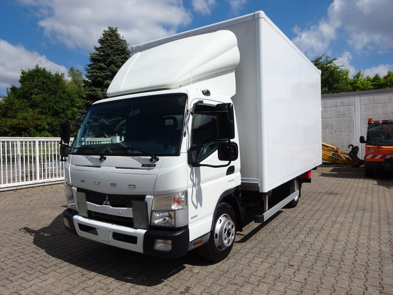 FUSO Canter 7C18 + LBW 4x2 - شاحنة مغلقة الصندوق: صورة 1 FUSO Canter 7C18 + LBW 4x2 - شاحنة مغلقة الصندوق: صورة 1