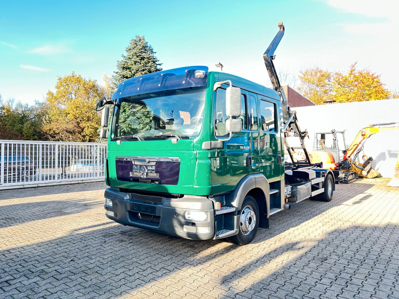 MAN 12.250 Doppelkabine Abroller - شاحنة ذات خطاف: صورة 2 MAN 12.250 Doppelkabine Abroller - شاحنة ذات خطاف: صورة 2