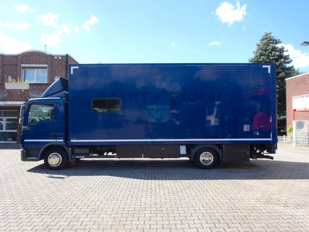 MAN 8.220 Koffer mit LBW als Wohnmobil ausgebaut 4x2 - شاحنة مقفلة: صورة 3 MAN 8.220 Koffer mit LBW als Wohnmobil ausgebaut 4x2 - شاحنة مقفلة: صورة 3