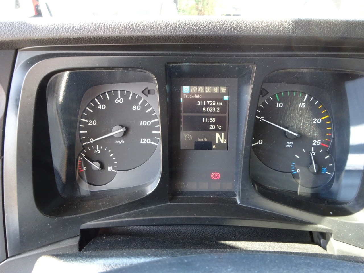 شاحنة قلاب Mercedes-Benz 1833 Actros MEILLER 3Skipper 4x2: صورة 20 شاحنة قلاب Mercedes-Benz 1833 Actros MEILLER 3Skipper 4x2: صورة 20