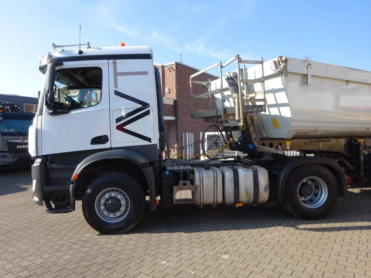 Mercedes-Benz 1851 Arocs SZM 4x2-4 HAD + Hydr. Kipperpumpe Mercedes-Benz 1851 Arocs SZM 4x4 HAD + Hydr. Kipperpumpe - وحدة جر: صورة 1 Mercedes-Benz 1851 Arocs SZM 4x2-4 HAD + Hydr. Kipperpumpe Mercedes-Benz 1851 Arocs SZM 4x4 HAD + Hydr. Kipperpumpe - وحدة جر: صورة 1