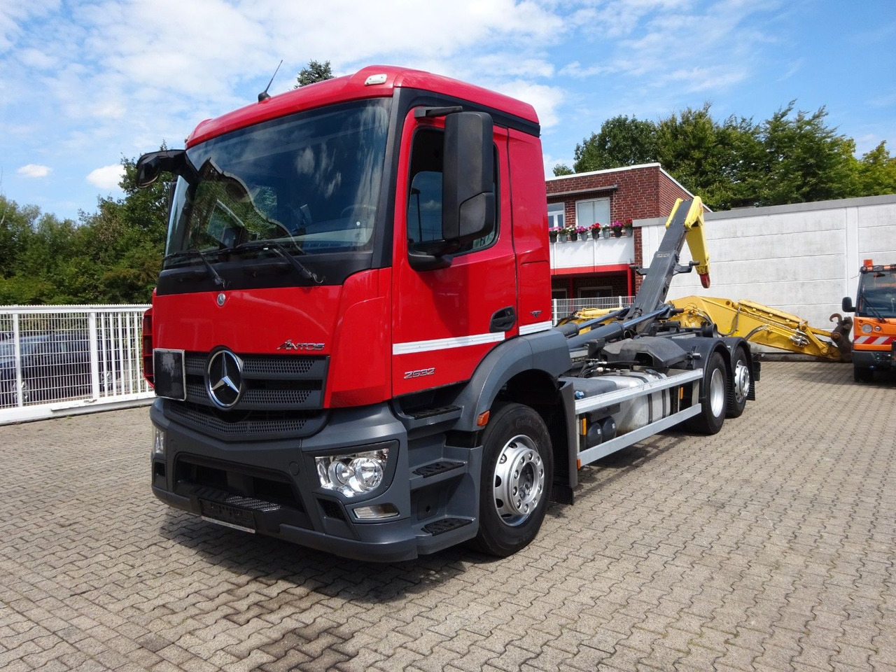 Mercedes-Benz 2532 ANTOS MEILLER Abroller Lift+Lenkachse 6x2 - شاحنة ذات خطاف: صورة 1 Mercedes-Benz 2532 ANTOS MEILLER Abroller Lift+Lenkachse 6x2 - شاحنة ذات خطاف: صورة 1