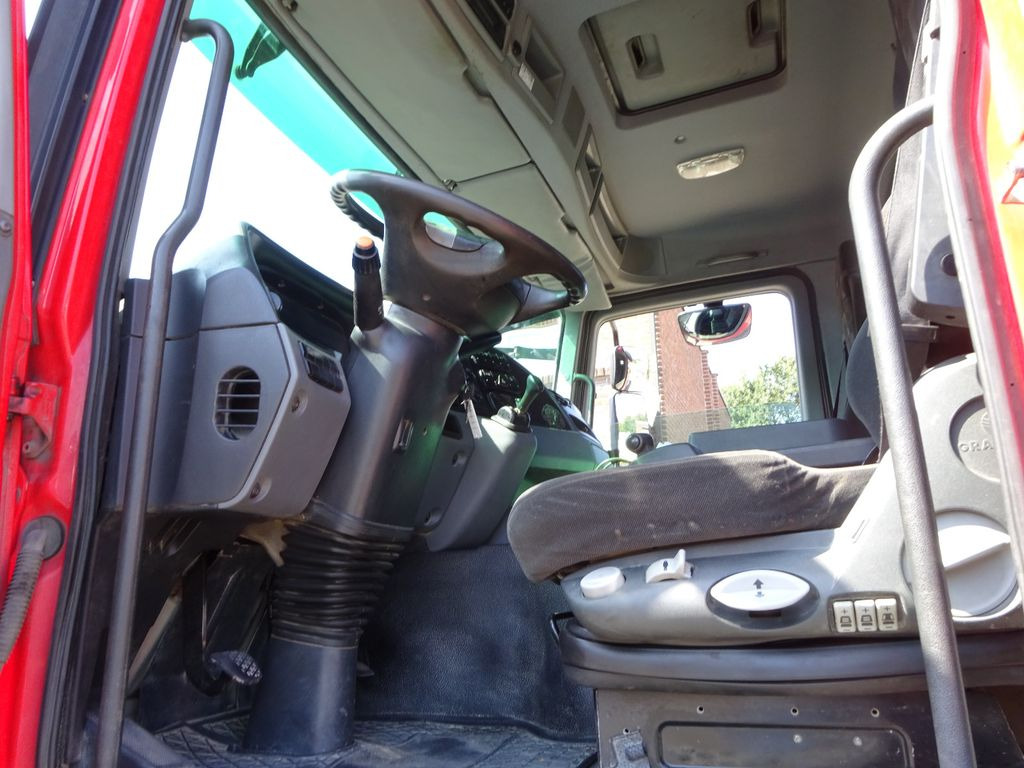 Interior photo 1: شاحنة ذات خطاف Mercedes-Benz 3246 Actros Abroller K45 8x4 Knickhacken Mercedes-Benz 3246 Actros Abroller K45 8x4 Knickhacken Interior photo 1: شاحنة ذات خطاف Mercedes-Benz 3246 Actros Abroller K45 8x4 Knickhacken Mercedes-Benz 3246 Actros Abroller K45 8x4 Knickhacken