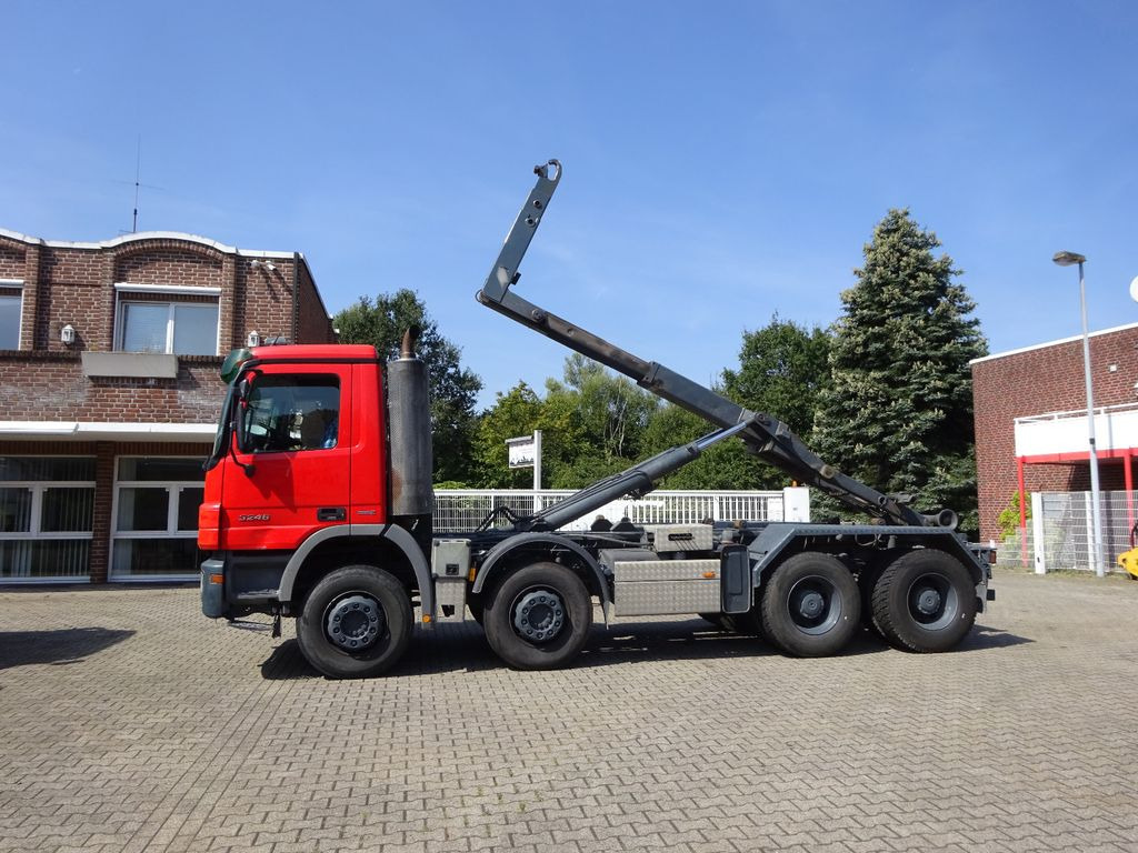 Mercedes-Benz 3246 Actros Abroller K45 8x4 Knickhacken - شاحنة ذات خطاف: صورة 1 Mercedes-Benz 3246 Actros Abroller K45 8x4 Knickhacken - شاحنة ذات خطاف: صورة 1