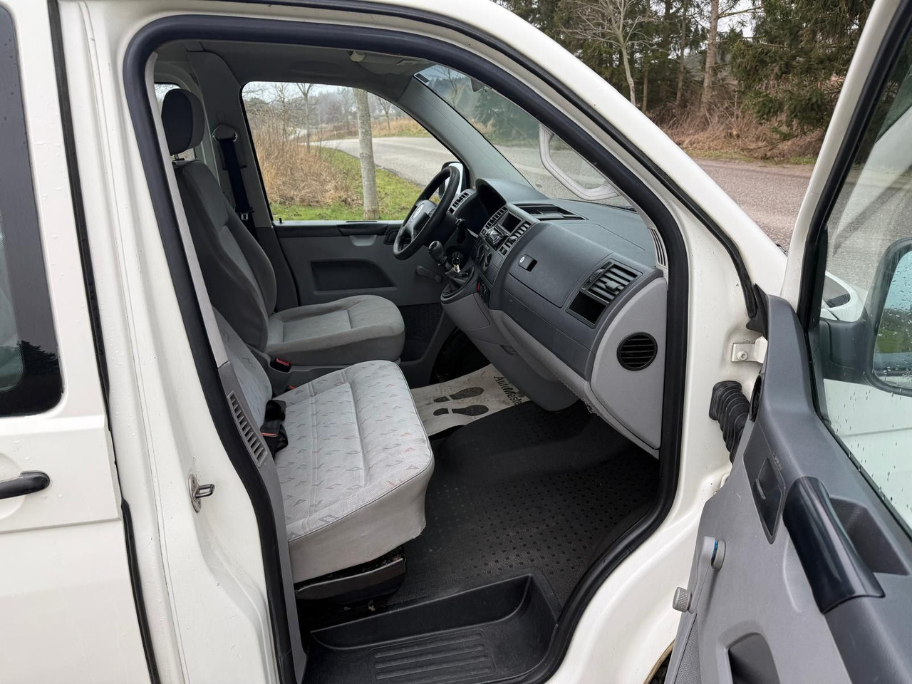 ميكروباص Volkswagen T5 Transporter 1.9 TDI *9 Sitze *RESERVED RO: صورة 16 ميكروباص Volkswagen T5 Transporter 1.9 TDI *9 Sitze *RESERVED RO: صورة 16