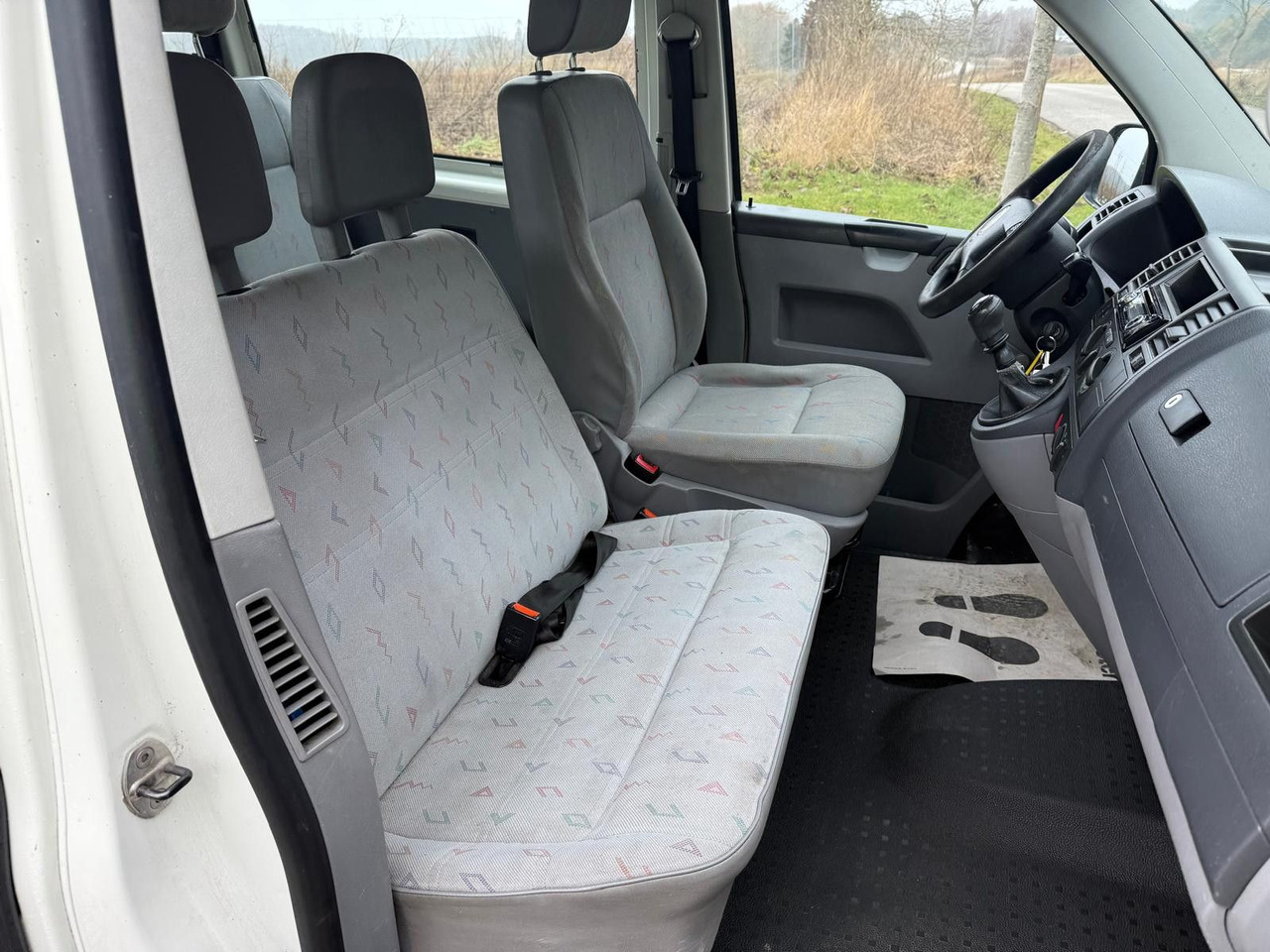 ميكروباص Volkswagen T5 Transporter 1.9 TDI *9 Sitze *RESERVED RO: صورة 17 ميكروباص Volkswagen T5 Transporter 1.9 TDI *9 Sitze *RESERVED RO: صورة 17