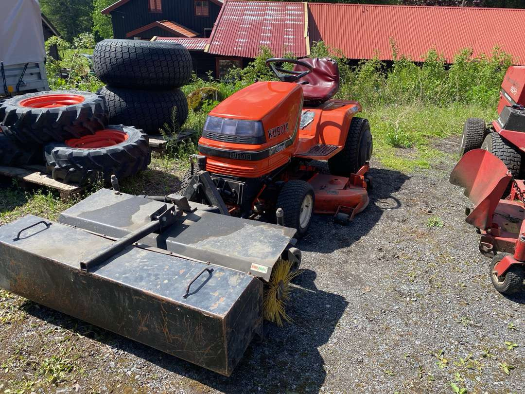 جزازة أعشاب الحدائق 2000 Kubota G1700//Sitteklipper med feier og oppsamler: صورة 1