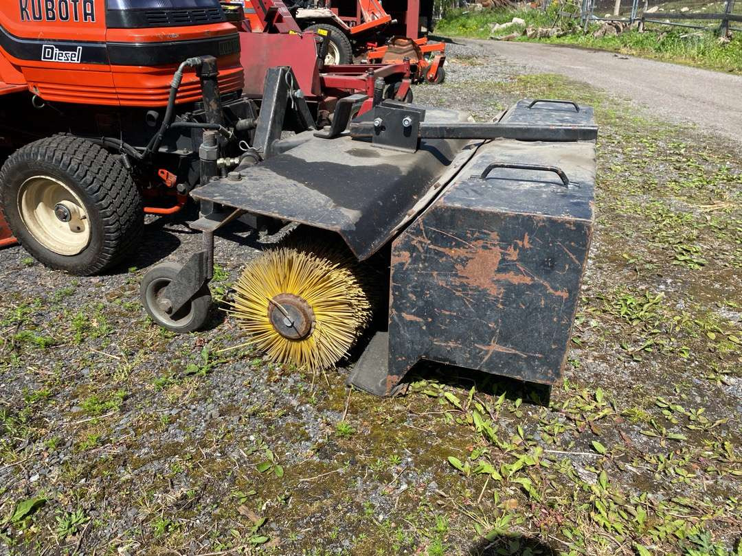 2000 Kubota G1700//Sitteklipper med feier og oppsamler - جزازة أعشاب الحدائق: صورة 5 2000 Kubota G1700//Sitteklipper med feier og oppsamler - جزازة أعشاب الحدائق: صورة 5