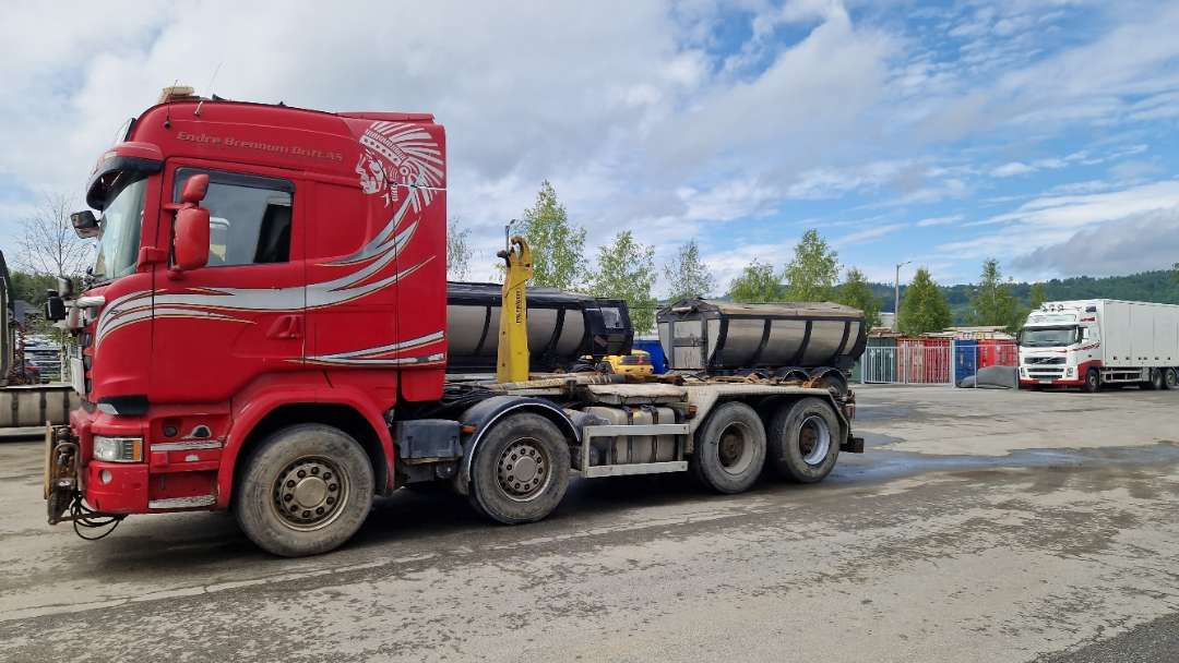 شاحنة ذات خطاف Scania R580 Brøytebil med sideplog og hydraulisk saltsystem: صورة 9 شاحنة ذات خطاف Scania R580 Brøytebil med sideplog og hydraulisk saltsystem: صورة 9