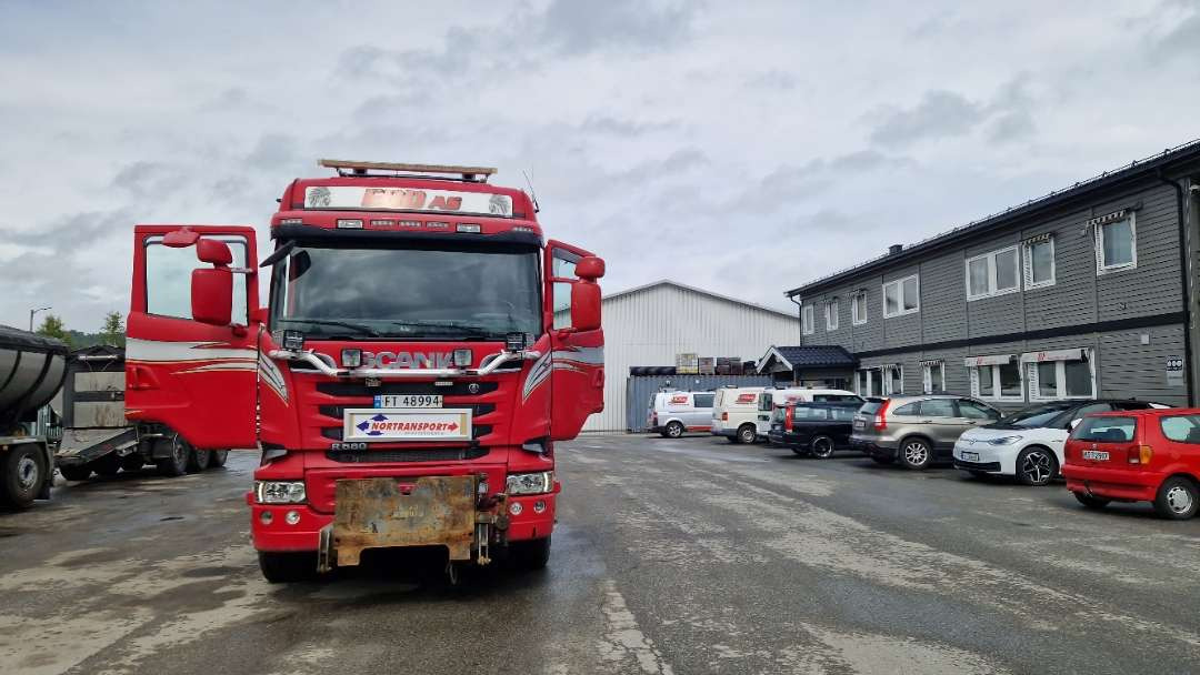 شاحنة ذات خطاف Scania R580 Brøytebil med sideplog og hydraulisk saltsystem: صورة 8 شاحنة ذات خطاف Scania R580 Brøytebil med sideplog og hydraulisk saltsystem: صورة 8